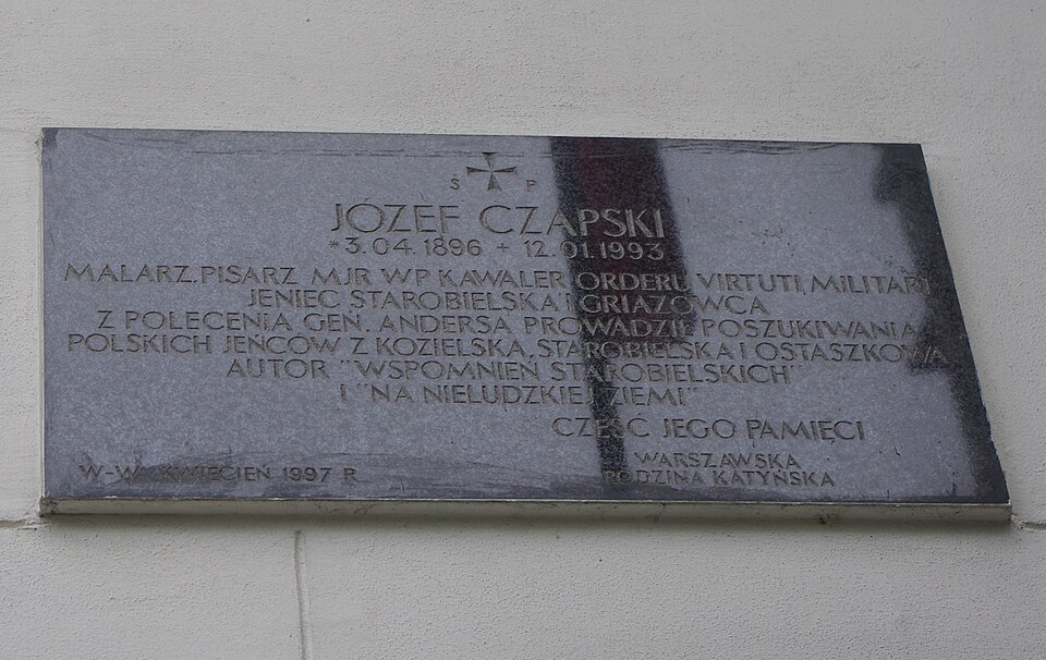Tablica pamięci Józefa Czapskiego na warszawskich Powązkach